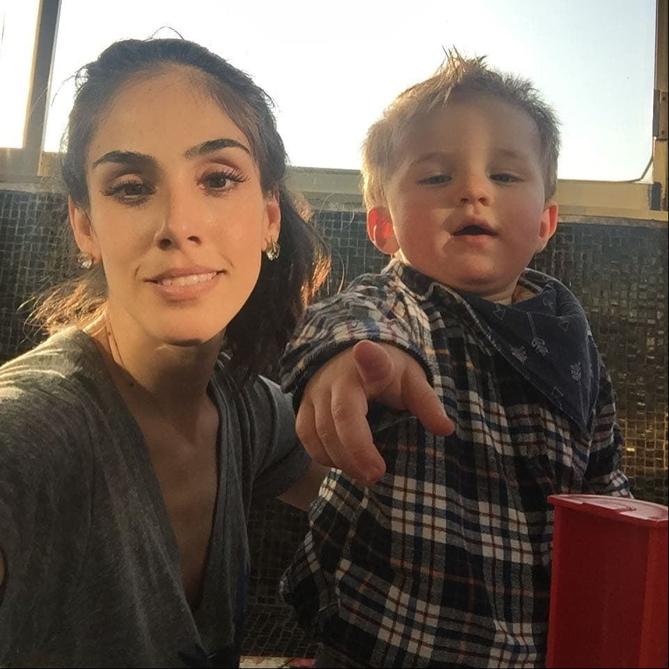 Sandra Echeverría ha tratado de combinar su rol de madre con el de actriz, así que cada que tiene oportunidad se lleva a su bebé a los sets de grabación.