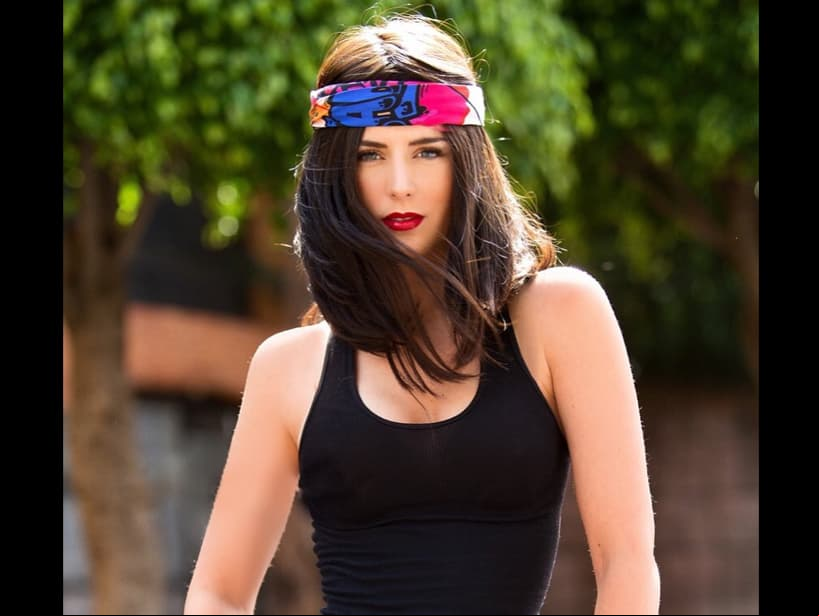 De acuerdo con la revista Clase, la modelo tiene una colección de pelucas que usa constantemente para cambiar de look, por ello en la cuenta de Instagram de Pelucas Mazali no dudó en compartir las imágenes de Tania usando alguno de sus productos. “Las uso casi a diario y me encantan, unos días rubias, otros negro, otros castaño, unos días corto, otros largo”, escribió en una de sus historias de Instagram en junio pasado.
