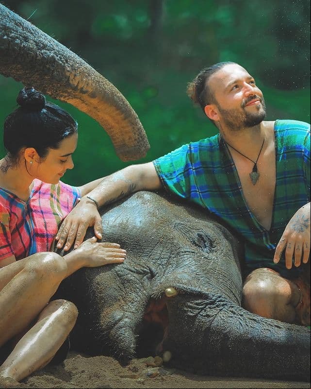 La pareja también contó lo que aprendieron en este viaje: “El elefante de la suerte con la trompa hacia arriba significa buena suerte y la benevolencia fluye hacia afuera. La estatua del elefante con la trompa hacia abajo promueve la buena fortuna y la sabiduría”.