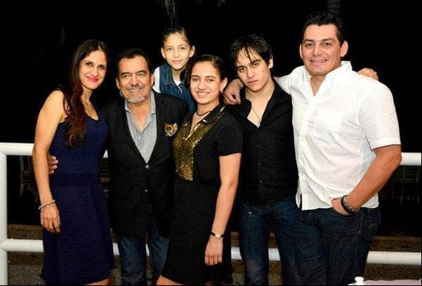 Joan Sebastian junto a todos sus hijos