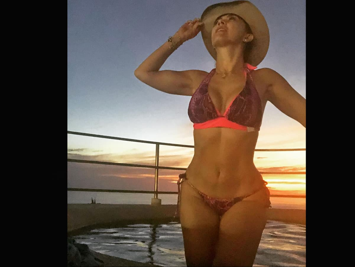 Aracely Arámbula apareció en múltiples ocasiones en bikini sin importar el día del año en que se encontrara, conquistando a sus 3.1 millones de seguidores que no pararon de elogiarla.