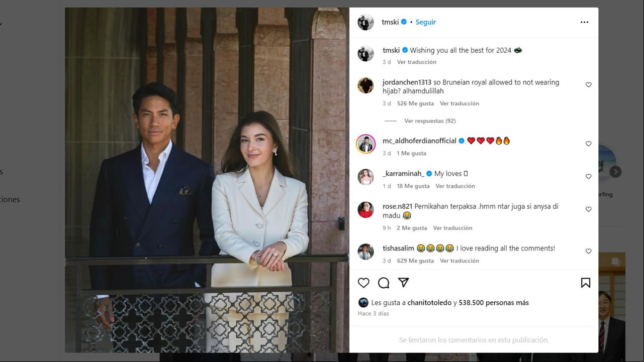 El “príncipe influencer” posa en foto con su prometida.