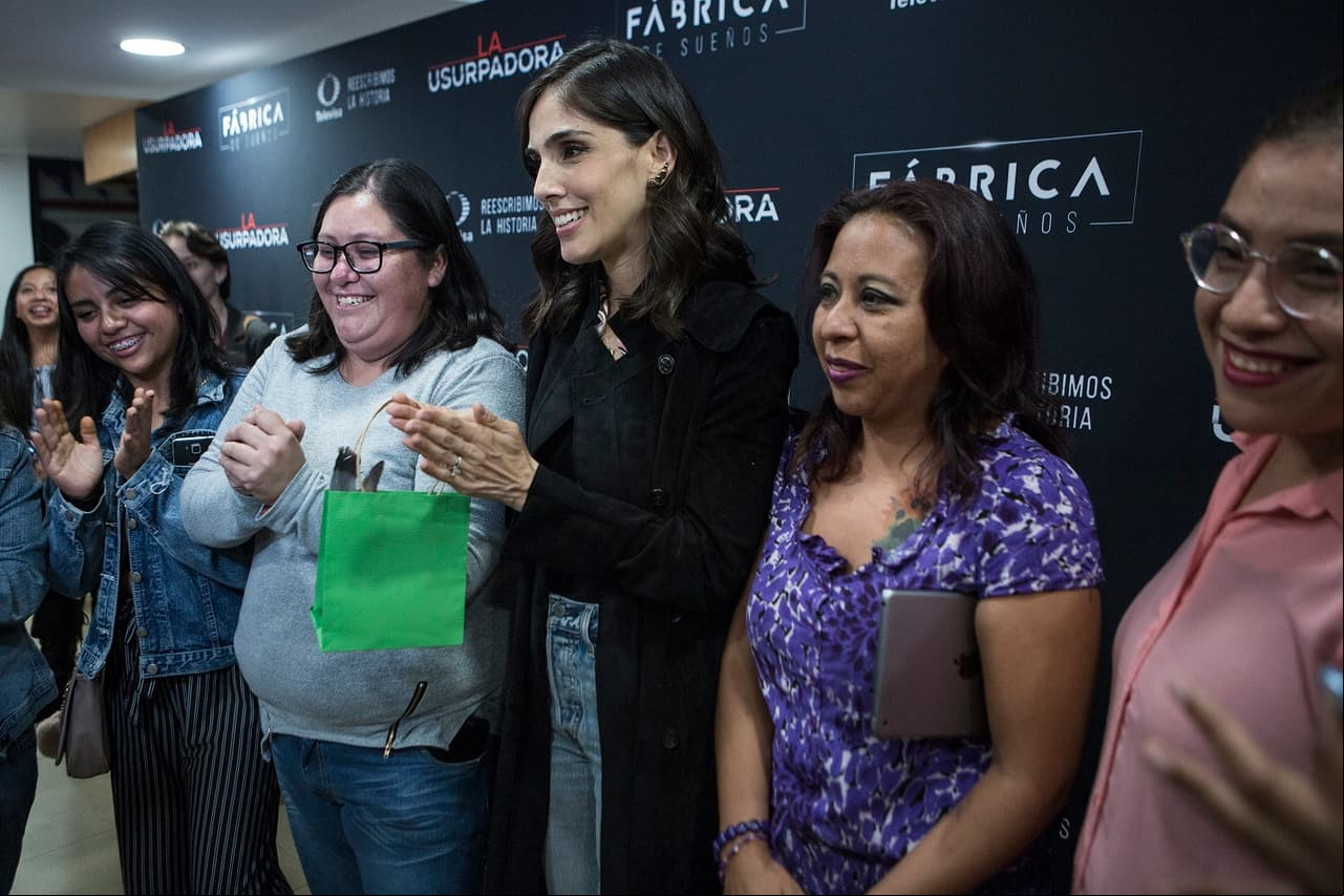 Sandra Echeverría recibió algunos regalos por parte de sus fans, quienes también la felicitaron por el extraordinario trabajo que hizo en La Usurpadora.