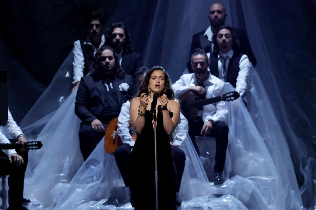 Rosalía interpreta 'Se Nos Murió El Amor' en los Latin GRAMMY 2023