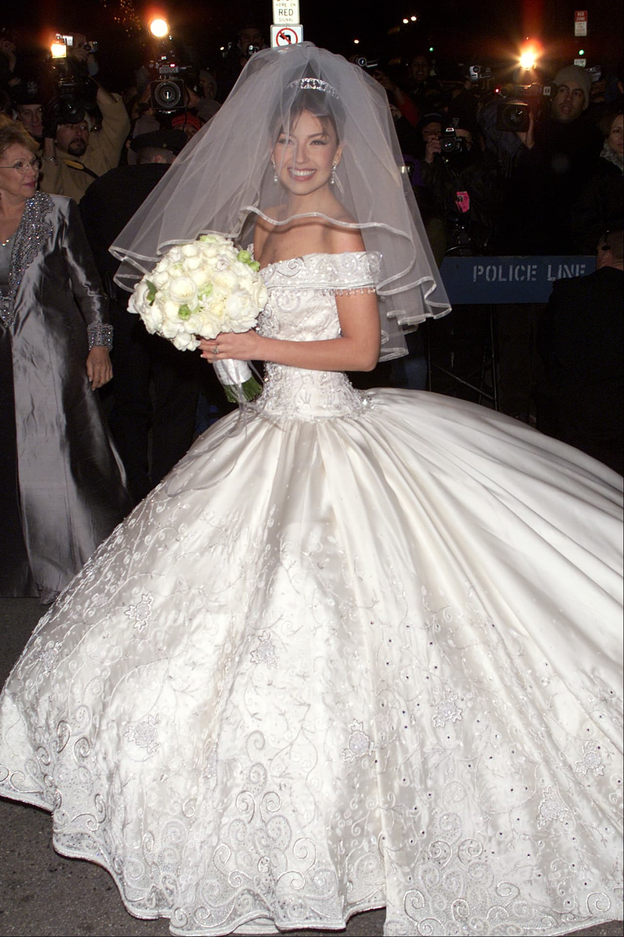 Y es que, aunque Thalía pudo haber elegido al reconocido diseñador italiano Giorgio Armani, la cantante decidió que su vestido fuera confeccionado por el diseñor mexicano Mitzy, quien no solo conoce a Thalía desde niña y ha trabajado con ella, sino que son grandes amigos.