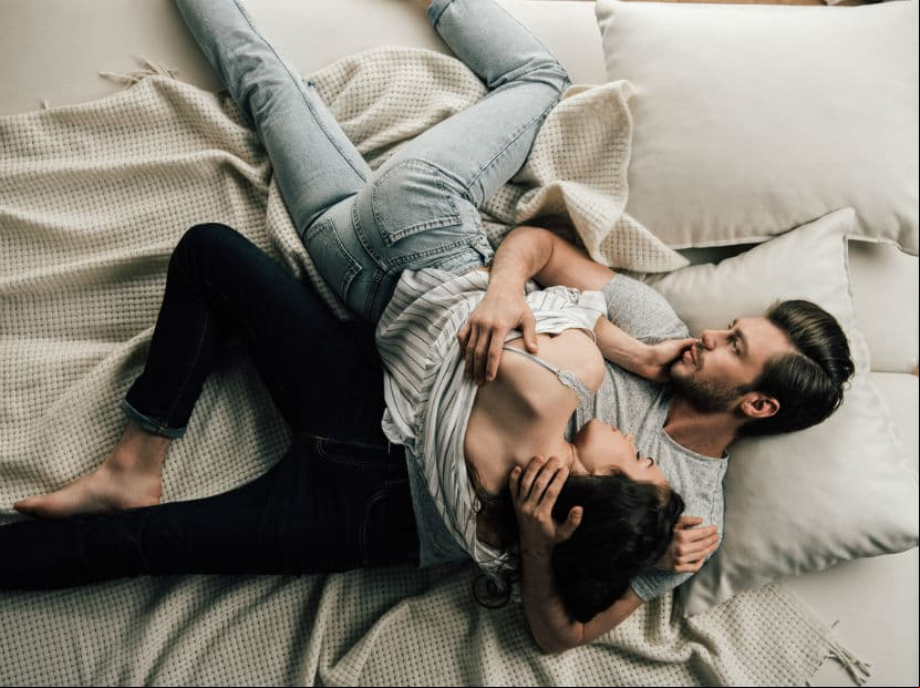 Aunque a Cáncer se le puede dificultar la compatibilidad sexual con Capricornio, podría enseñarle a dejarse amar y comprender su manera fría de querer, incluso entre las sábanas.