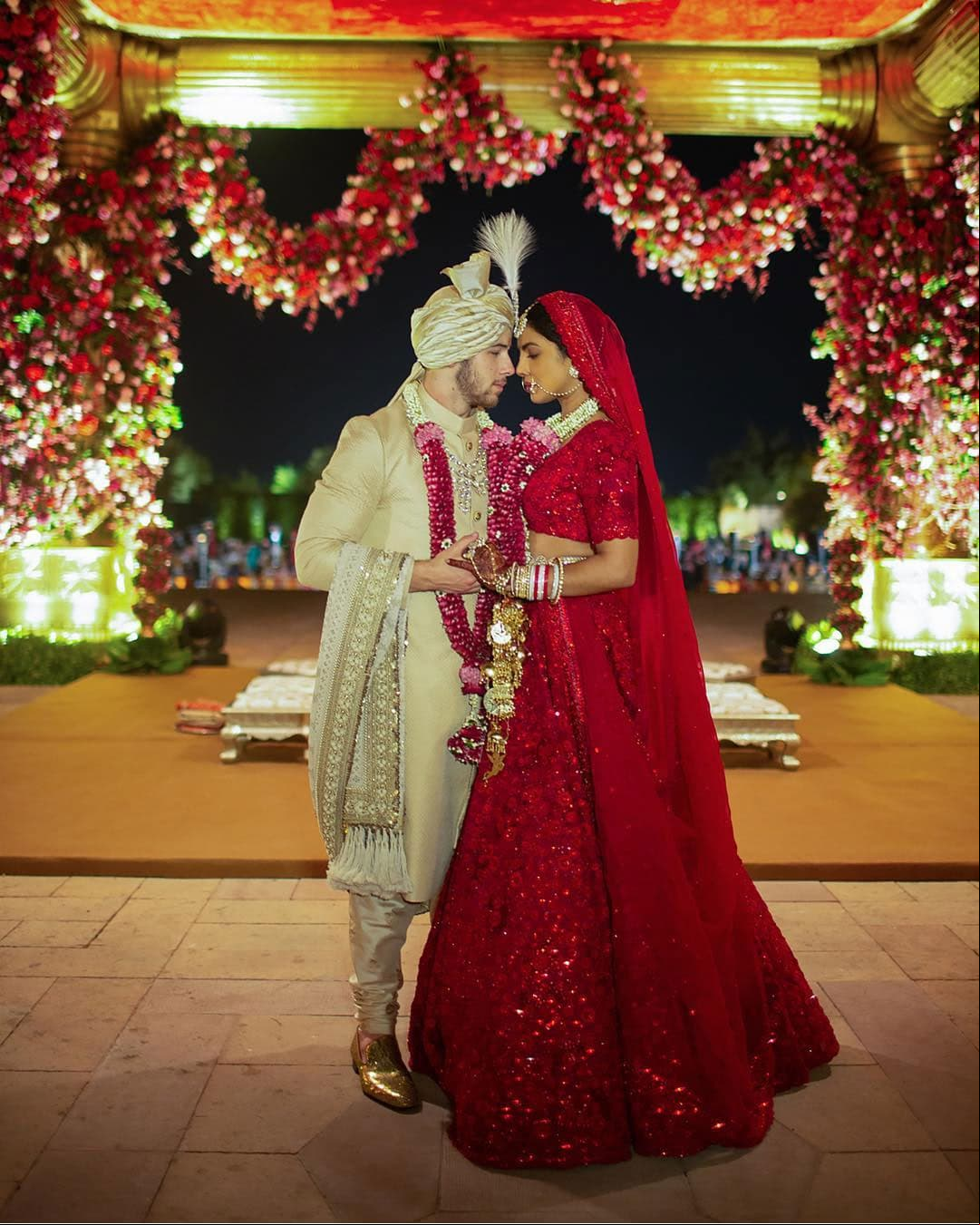 La ceremonia hindú fue la primera que se llevó a cabo, donde la novia usó un tradicional vestido rojo que, según la revista Vogue India, tardó en confeccionarse casi 4 mil horas.