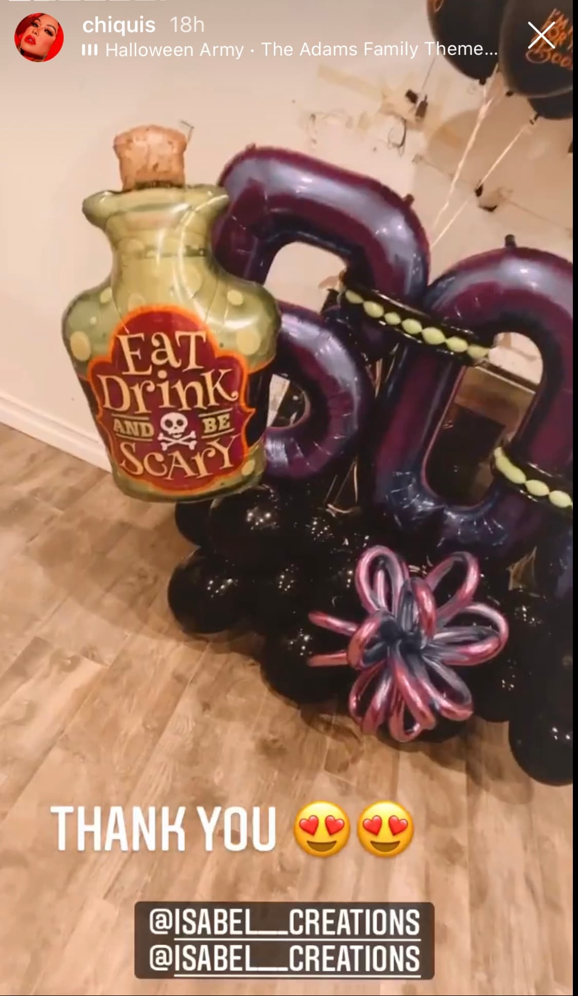 Asimismo, aunque no de calabazas, la casa de la estrella de la música también contó con globos y otros espeluznantes motivos.
