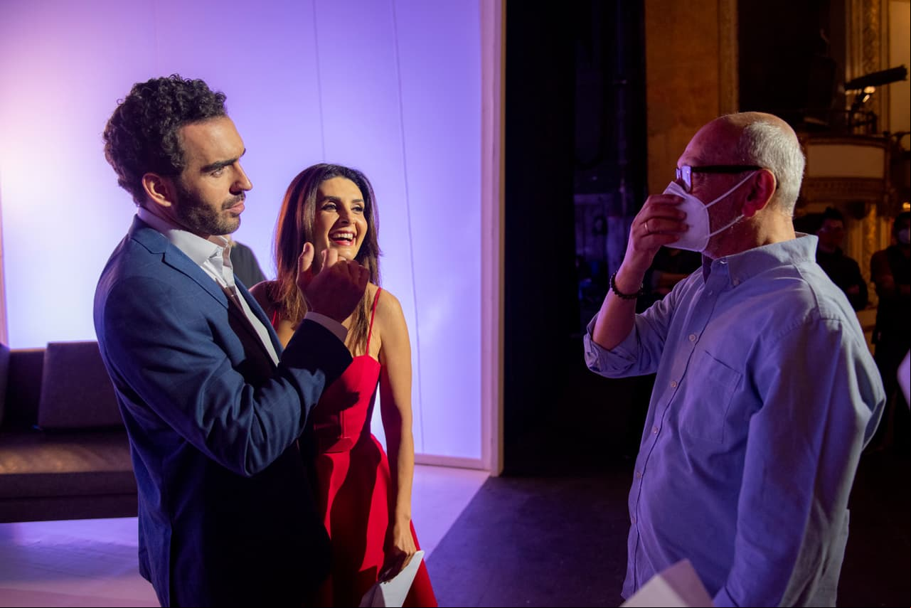 Marcus Ornellas y Mayrín Villanueva escuchan atentos al director de escena.