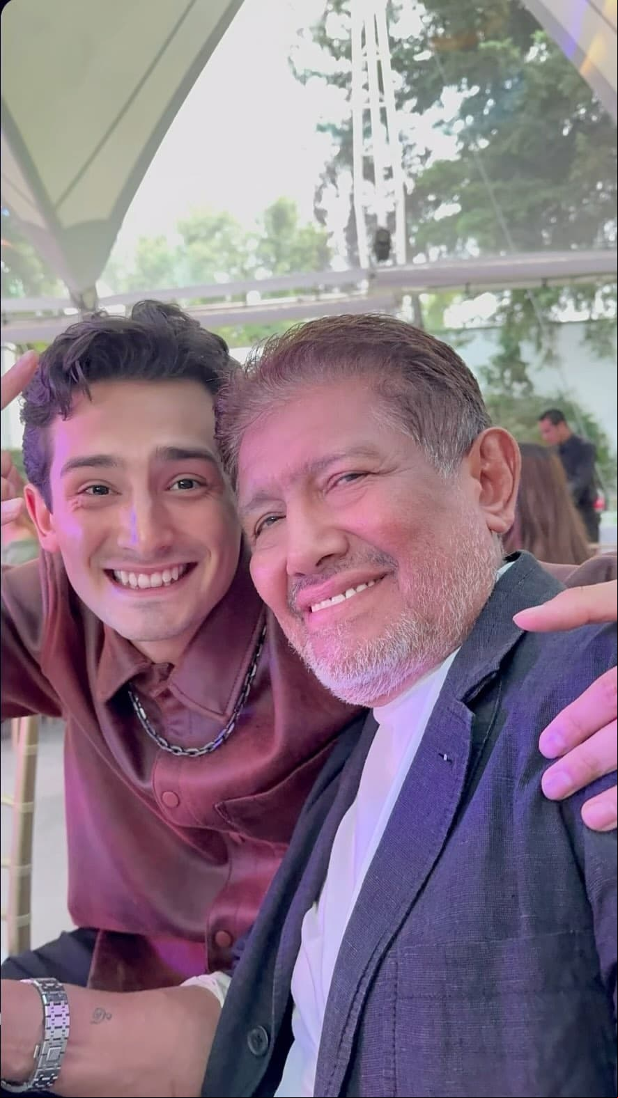 Emilio Osorio se ha desempeñado como actor y cantante en varias producciones de su padre, Juan Osorio, demostrando su talento en 'Mi marido tiene más familia', 'Juntos el corazón nunca se equivoca' y 'El amor no tiene receta', donde canta el tema musical.