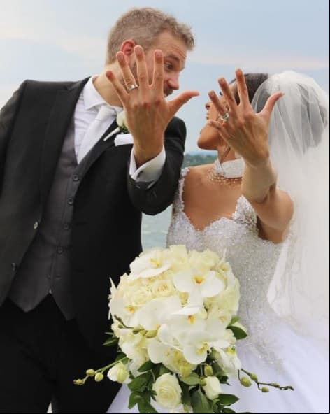 Bajo las más estrictas medidas sanitarias -y con prueba de covid en mano- Wendy Braga se casó con John Warth en una íntima ceremonia en Morelos donde estuvo acompañada por familiares y amigos más cercanos como Lorena Herrera y Vielka Valenzuela, quienes fungieron como damas de honor.